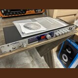 Stříbrno-černý rackový procesor s nápisem DigiTech a označením modelu GSP1101 Guitar Preamp / Processor. Přední panel obsahuje vstup Input, regulaci…