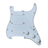 Bílá pickguard pro elektrickou kytaru s třemi výřezy pro snímače a otvory na potenciometry. U každého výřezu pro snímač je uveden nápis Lace Sensor.…