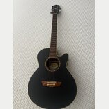Černá akustická kytara s matným povrchem a vyřezem v těle. Na hlavě je nápis Washburn, na štítku uvnitř otvoru je logo s textem Washburn USA. Nástroj…