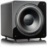 Černý subwoofer v lesklém provedení s hranatým tvarem. Na středu membrány i nahoře a dole na rámu je umístěn nápis SVS. Zařízení stojí na čtyřech krá…