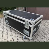 Černý transportní flightcase s hliníkovými hranami a rohy. Na horní hraně je umístěn malý bílo-modrý štítek s nápisem "TOWNSEND". Case je vybaven čty…