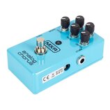 Modře barevný efekt pedál s nápisy analog chorus a MXR. Na horní straně se nachází čtyři černé ovládací knoflíky s popisky LEVEL, RATE a DEPTH. Na bo…