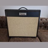 Kytarový kombozesilovač s černým krytem a béžovou textilní maskou reproduktoru. V horní části je umístěn stříbrný nápis MARSHALL. Nástroj vykazuje mi…