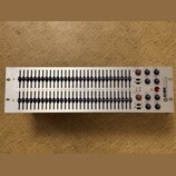 Stříbrný grafický ekvalizér s dvěma řadami posuvníků. Na pravé straně je vertikální nápis KLARK TEKNIK a pod ním text DN30 DIGITAL GRAPHIC EQUALIZER.…