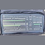 Šedý svítící panel s nápisem SIGM Studio 24 professional light controller. Zařízení obsahuje množství posuvníků, tlačítek a několik otočných ovladačů…