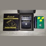 Na fotografii je kytarový efekt Shred Master značky Marshall v originální krabici a vedle něj zelený pedál Joyo Vintage Overdrive. Černý pedál Marsha…