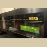 Černý digitální efektový procesor s nápisy DUAL DIGITAL EFFECT PROCESSOR DRV-3000 a žlutým logem KORG. Zařízení má displej s červeným číslem 17 a zel…