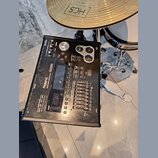 Černý elektronický bicí modul Roland TD-20. Na zařízení je vidět nápis Roland a modelové označení V-Drums SOUND MODULE TD-20. Modul obsahuje několik…