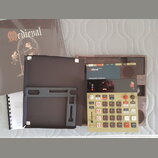 Fotografie zobrazuje elektronický hudební přístroj v hnědém kufru s nápisem Medieval a podtitulem instrumentalia electronicum. Zařízení má béžový pan…