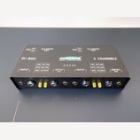 Černá DI-box s nápisy CORDJAL SOUND & AUDIO EQUIPMENT, DI-BOX a 2 CHANNELS. Na horní straně je označení modelu CES02 a přepínače pro GND (OFF/ON) a B…