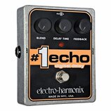 Stříbrný efekt pedál s černým čelním panelem a oranžovými prvky. Na horní části jsou tři černé oválné ovladače s popisky BLEND, DELAY TIME a FEEDBACK…