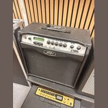 Černý kytarový kombo zesilovač s logem Peavey na horní části a na mluvící sítce. Na ovládacím panelu je nápis VYPYR a označení VLA-3. Pod ovládacími…