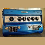 Modře lakovaný efektový pedál s nápisem MM4 Modulation Modeler a logem LINE 6. Zařízení má pět černých otočných ovladačů s popisky SPEED, DEPTH, TWEA…
