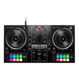 Černý DJ kontrolér s dvěma velkými jog-koly, centrálním mixážním sekcí a podsvícenými pady v spodní části. Na horní hraně jsou nápisy 1 a 2 u jednotl…