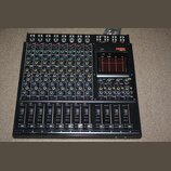 Černý mixážní pult s nápisem značky Fostex a označením MODEL 400. Zařízení obsahuje osm mono kanálů, čtyři stereo kanály a červený LED display s vodo…