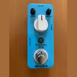 Modře barevný efekt pedál s bílým ovládacím knoflíkem a dvěma malými černými potenciometry. Na šasi jsou nápisy DC IN, LEVEL, DEPTH, INPUT, RATE a OU…