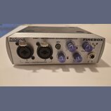 Stříbrný zvukový interface s nápisy PreSonus DIGITAL audio, 24BIT / 96K FIREWIRE RECORDING INTERFACE a FIREBOX. Přední panel obsahuje dva XLR vstupy…