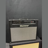 Černý kytarový kombo zesilovač značky Blackstar, model HT CLUB 40 MKII. Na horním ovládacím panelu jsou nápisy INPUT, CLEAN, OVERDRIVE, OD EQUALISATI…