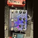 Kytarový efekt pedál s kovovým šasi a fialovo-modrým gradientním povrchem. Na pedálu jsou nápisy RODENBERG, SL-OD DELUXE, CUSTOM AMPLIFICATION a STEV…