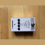 Bílý efekt pedál s nápisy tc electronic, 3RD DIMENSION a CHORUS. Na horní straně jsou čtyři černé přepínače označené čísly 1 až 4 a nápis MODE u červ…