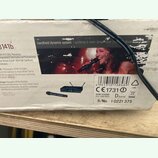 Fotografie zachycuje část papírové krabice s produktovou informací o bezdrátovém mikrofonním systému. Na obalu jsou nápisy handheld dynamic system, A…