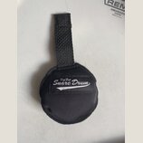 Černý textilní pouzdro s úchytem z pevné tkaniny. Na přední straně je bílý nápis Big Fat Snare Drum. Povrch materiálu vykazuje mírné opotřebení a zap…