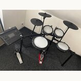 Elektronická bicí souprava značky Roland řady V-Drums v černé barvě. Na modulech a pady jsou viditelné nápisy Roland a V-Drums. Souprava obsahuje pět…