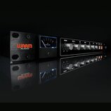 Černý rackový kompresor s nápisem WARM AUDIO v oranžové a bílé barvě. Zařízení obsahuje analogový VU metr s nápisem 4B COMPRESSION a řadu ovládacích…
