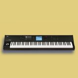 Černý klavírní syntetizátor s bílými a černými klávesami. Na levé straně je nápis KORG a pod ním označení M50 MUSIC WORKSTATION. Uprostřed se nachází…