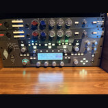 Tři rackové jednotky v černém provedení. Horní dvě jsou identické s nápisy WA73-EQ, 1 CHANNEL MONOPHONIC MICROPHONE PREAMP / EQ. Spodní jednotka je p…