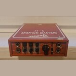 Oranžový kytarový efektový pedál s bílým rámečkem na horní straně. Na vrchu je nápis X-L, SOUND STUDIO a pod ním stylizovaný nápis Nobels. Přední pan…