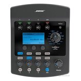 Černý digitální mixér značky BOSE. Displej zobrazuje text „CH 1 ToneMatch(tm) Vocal Mics Handheld Mics Category Preset“. Zařízení obsahuje několik ot…