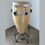 Dřevěná kongové buben v přírodní barvě s chromovaným obručem a ladidly. Na korpusu je umístěna oválná nálepka s nápisy PROFESSIONAL SERIES, MEINL a P…