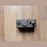 Kytarový efekt v kovovém šasi zlatavé barvy. Na horní straně je nápis „Hammer Noise“ a „Thunder-Gate“, přepínač s označením „HARD SOFT“ a jeden ovlád…