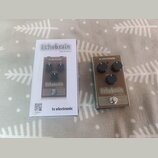 Na fotografii je efekt pedál Analog Delay značky tc electronic, model Echobrain, v hnědé barvě s kovovým šasi. Pedál má tři černé ovládací knoflíky s…