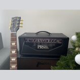 Černý kytarový kombozesilovač s nápisem PRS PAUL REED SMITH a označením SE 50. Na ovládacím panelu jsou knofíky a nápisy jako LEAD CHANNEL, CLEAN CHA…