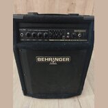 Černý basový kombo zesilovač značky BEHRINGER v textilním potahu. Na horním ovládacím panelu je nápis BXL450 45-WATT 2-CHANNEL BASS WORKSTATION a ovl…