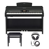 Černý digitální piano s klaviaturou a přívodním stojanem. Na horní části je bílý nápis YAMAHA a nad klaviaturou se nachází ovládací panel s displejem…