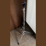 Stříbrný kovový mikrofonní stojan s trojnožkou. Horní část je zakončena černým plastovým držákem s červeným knoflíkem. Stojan má v několika místech s…