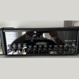 Černý kytarový zesilovač s nápisy Hughes & Kettner a Black Spirit 200. Na předním panelu je nápis SPIRIT™ TONE GENERATOR a řada ovládacích prvků s po…