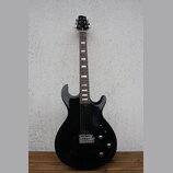 Černá elektrická kytara s dvojcutem a hnedým hmatníkem. Na hlavě je bílý nápis "LTD" a pod ním menší text "Series". Nástroj má dva humbuckery, tři ov…