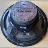 Záběr na zadní stranu černého reproduktoru. Na horním magnetu je stříbrná nálepka s nápisy ERS, REALISTIC, DESIGNED AND MANUFACTURED BY Radio Shack M…