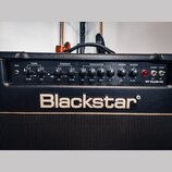 Detailní pohled na ovládací panel kytarového komba černé barvy. Na panelu jsou nápisy CLEAN, OVERDRIVE, EQUALISATION, REVERB a MASTER s řadou ovládac…