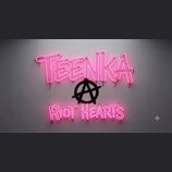 Na bílé stěně je umístěna růžová neonová nápis s textem TEENKA v horní části a RIOT HEARTS v dolní části. Mezi nimi se nachází černé symbol anarchie…