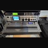 Sestava elektronických modulů značky L.C. electronic v rackovém pouzdře. Horní jednotka obsahuje displej s textem, ovládací knoflíky a nápis L.C. ele…