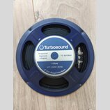 Modrý kruhový reproduktor s černou membránou. Uprostřed je bílá nálepka s modrým logem a nápisy Turbosound, Designed and Engineered in England, TS-8G…
