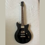 Černá elektrická kytara s tmavým hmatníkem a bílými ladícími kolíky. Na hlavě je viditelné logo Yamaha. Tělo má dva humbuckery, jednu tónovou a jednu…