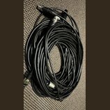 Černý srolovaný kabel s konektory typu XLR na obou koncích. Na povrchu kabelu je viditelný bílý nápis SOUND LOW NOISE CABLE. Konektory jsou vyrobeny…