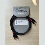 Zabalený kabel s nápisy Cordial essentials a CFU 1,5 CC. Jedná se o černý kabel s konektory typu RCA v pozlaceném provedení, přičemž červené kroužky…