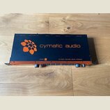 Černý rackový audio rozhraní s oranžovými detaily. Na horním panelu je oranžové logo a nápis cymatic audio, v dolní části nápisy uTrack 24 a 24-track…